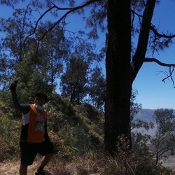 Berlari Sambil Mengabadikan Foto Bromo di Pedesaan Dingklik