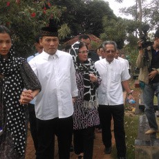 Hadiri Pemakaman Putranya, Budi Mulya Terus Menangis