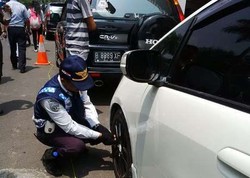 Selain Derek Mobil Parkir Liar, Dishub Jakpus Juga Gembosi dan Gembok Ban