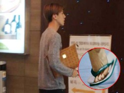 Jempol Kaki Terluka, Sehun EXO Terbang ke Korea Pakai Sandal Jepit