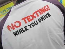 Asyik Lihat Foto Facebook, Pengendara 20 Tahun Tabrak Mobil di Depannya