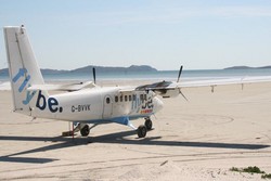Cuma di Bandara Ini, Pesawat Mendarat di Atas Pantai