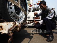 Parkir Sembarangan, Dua Mobil Diderek Dishub