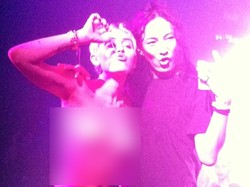 Gila-gilaan di Pesta, Miley Cyrus Nyaris Bugil dan Isap Ganja