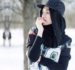 Hijab Style: Dos & Donts Pakai Topi Baseball yang Banyak Dipakai Hijabers