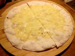 Rocca : Bersantai Sambil Ngemil Cheese Four Season Pizza yang Gurih Renyah