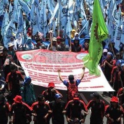 Buruh Minta Gaji Naik Lagi, Buat Parfum dan Liburan ke Bali