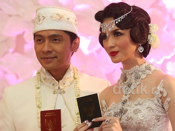 Foto-foto Pernikahan Donita dan Adi Nugroho