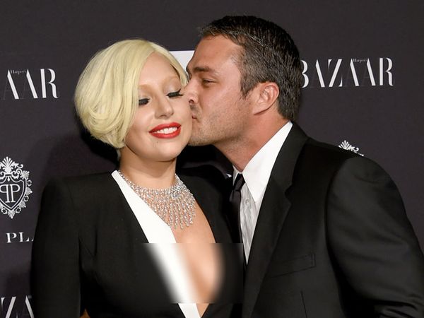 Lady Gaga Gandeng Pacar di New York Fashion Week