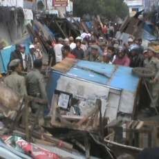 Kios-kios Digusur, Anak-anak Pedagang Kaki Lima Bawa Spanduk