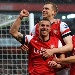 Demi Starting XI, Podolski Siap Bersaing dengan Welbeck