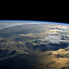 Asteroid Sebesar Rumah Melintasi Bumi