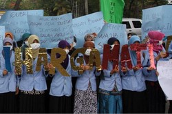 Mahasiswa Demo Terkait Dugaan Pelecehan Seksual Gubernur Riau