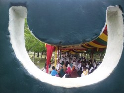 Tangis Haru Warnai Peringatan 10 Tahun Tsunami Aceh di Kuburan Massal