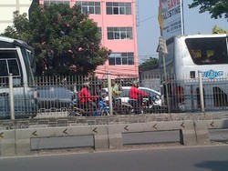 Terjebak di Antara 2 TransJ, Para Pemotor ini Tak Bisa Lolos dari Polisi