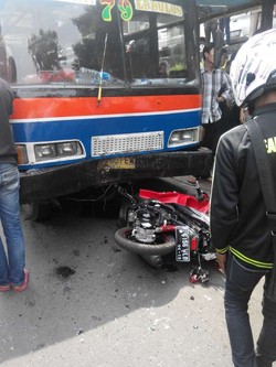 Rem Blong, Metromini Tabrak Mobil dan Motor di Jl Dharmawangsa
