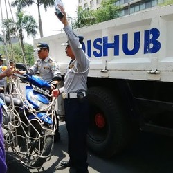 Tukang Ojek Bebas dari Jeratan Dishub dalam Razia Parkir Liar