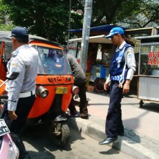 Sopir Bajaj Memelas Agar Tak Dirazia, Dishub Tetap Kempeskan Ban