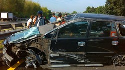 Kecelakaan Tunggal di Tol Semarang, Seorang Wanita Terhimpit Mobil