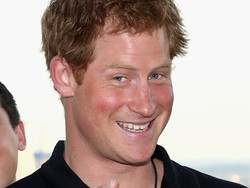 Takhta Tergeser karena Anak Kedua William, Pangeran Harry Tertawa