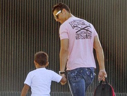 Sweet Moment, Cristiano Ronaldo Antar Anak di Hari Pertama Sekolah