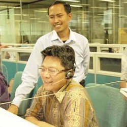 Direksi IM2 Jadi Petugas Contact Center