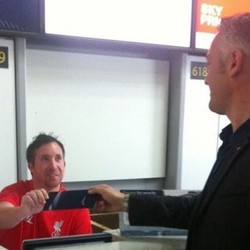 Dua Legenda Liverpool Jadi Petugas Check-in Garuda di Bandara London