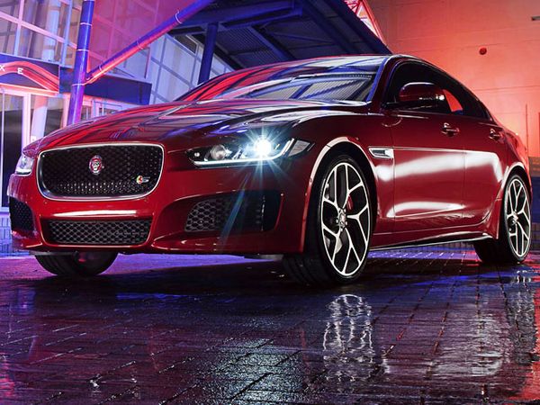 Jaguar Luncurkan Sedan Murah dengan Helikopter