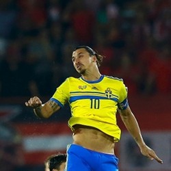 Ibra Tandai Penampilan ke-100 Bersama Swedia dengan Kartu Kuning