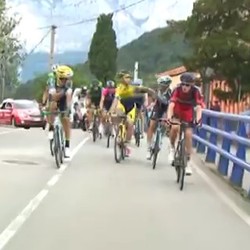 Sambil Memacu Sepeda, Dua Pebalap Ini Juga Saling Pukul dan Dorong