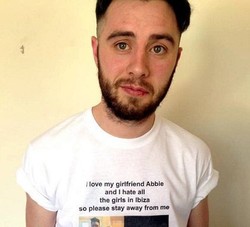 Posesif, Wanita Ini Paksa Kekasih Pakai Kaos I love my girlfriend