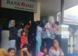 Ratusan Ibu-ibu Padati Bank DKI Johar Baru Ambil Pencairan KJP