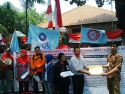 Massa Buruh Sambangi Kantor Transisi, Perjuangkan Berbagai Tunjangan