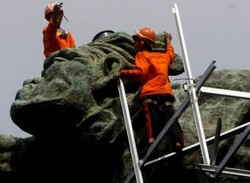 Usai Dimandikan Jeruk Nipis 30 Kg, Patung Pancoran Tampak Lebih Muda