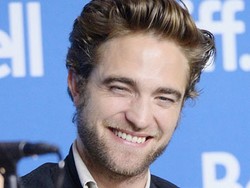 Foto: Tampannya, Robert Pattinson Kembali Tampil dengan Rambut Edward Cullen