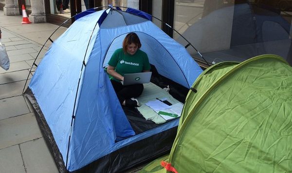 Edan! Berkemah 2 Minggu Demi Antre iPhone 6