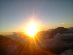 Berburu Sunset Berlatar Gunung Sumbing