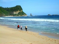 Kijingan, Pantai Batu Nisan di Pacitan