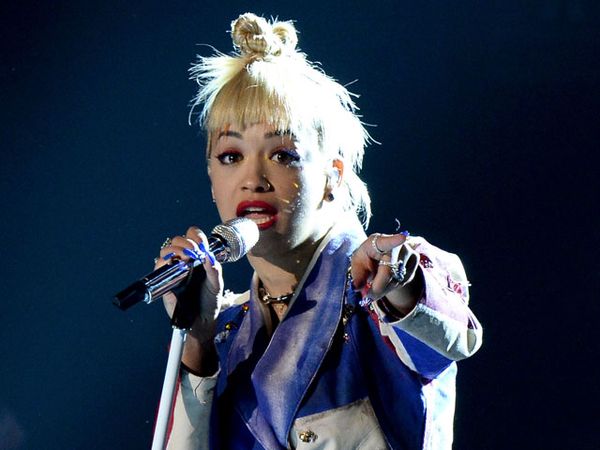 Rita Ora Hot di Panggung Fashion Rocks 2014