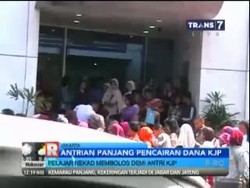 Pelajar Nekat Membolos demi Antre KJP