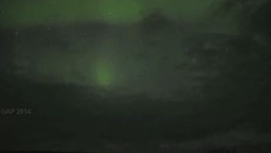 Pemandangan Menakjubkan Letusan Gunung dan Aliran Lava di Atas Gletser