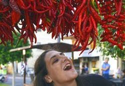 Ekstrem! Lomba Makan Cabai di Italia