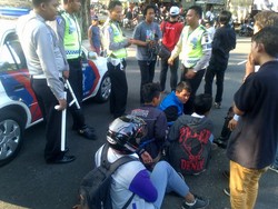 Tawuran Dibubarkan, Pelajar ini Ayunkan Sabuk Tantang Polisi