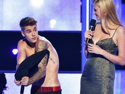 Huuu! Disoraki Penonton, Justin Bieber Buka Baju di Panggung