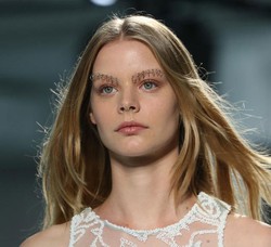 Rodarte Tampilkan Tren Anting Untuk Alis di Panggung New York