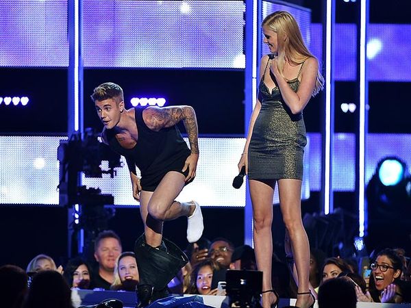 Waduh, Justin Bieber Buka Baju di Depan Model Cantik