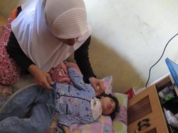 Hidup Mega Bocah Lumpuh Otak kini Bergantung Pada Alat Penyedot Dahak