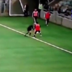 Saat Hakim Garis Jatuh Terhantam Pemain yang Sedang Pemanasan