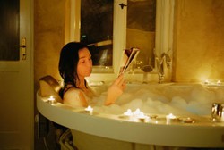 Stop! Berendam Terlalu Lama Bikin Masuk Angin dan Kulit Keriput