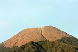 Gunung Slamet Kembali Keluarkan Suara Dentuman Keras